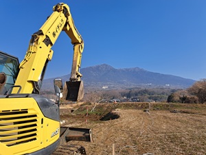 キャンプ場内に道路を掘削